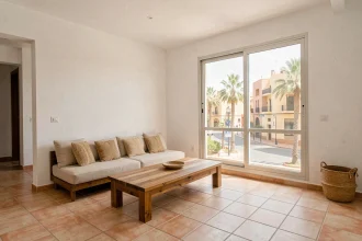 Intérieur d'un appartement moderne à vendre à Guéliz Marrakech avec salon ouvert et vue sur le boulevard