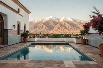 Terrasse de villa de luxe à Marrakech avec piscine à débordement et vue panoramique sur les montagnes de l'Atlas enneigées